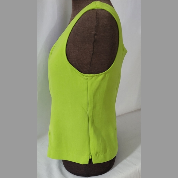 Sleeveless tops - Picture 2 of 5